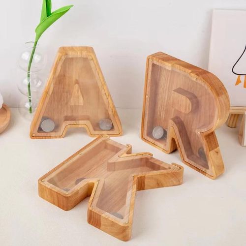 Sparschwein mit Holzbuchstaben