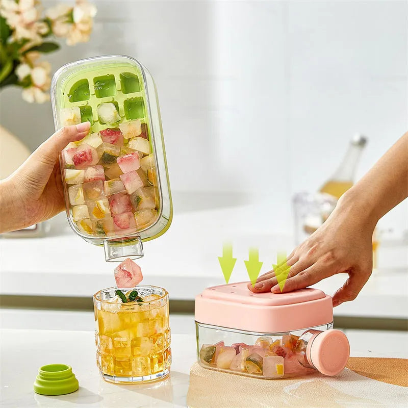 Eiswürfelschale mit Strohhalm