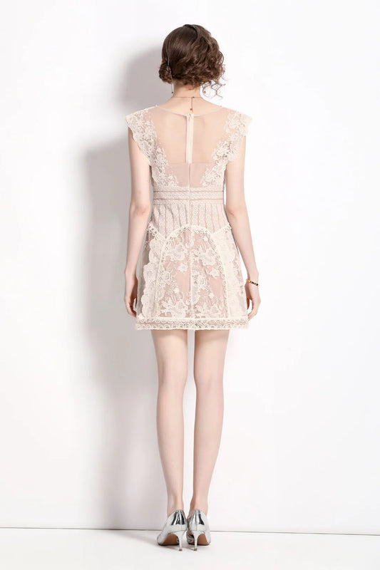 Süßes, figurbetontes Minikleid mit Blumenmuster